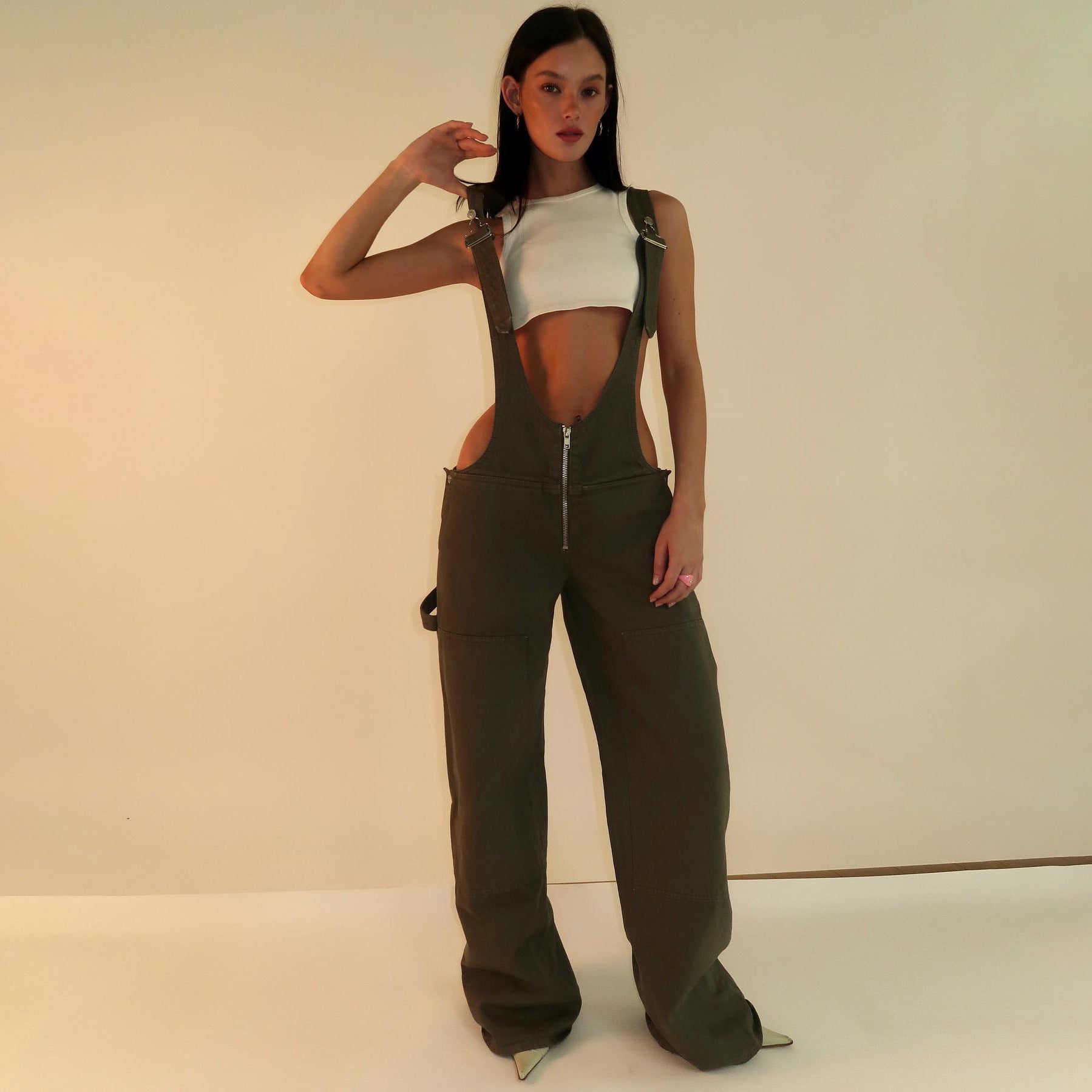 This Y2K Zipper Denim Overall is a popular item on many shopping platforms, characterized by its loose, wide-leg fit, zipper details, and streetwear style